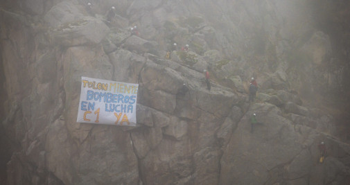 Una pancarta de los bomberos colgada en el yacimiento arqueológico del cerro del Bu / EFE - Ángeles Visdómines
