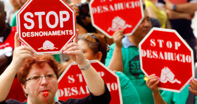 Una manifestación contra el desahucio de familias por impagos de hipotecas / EFE