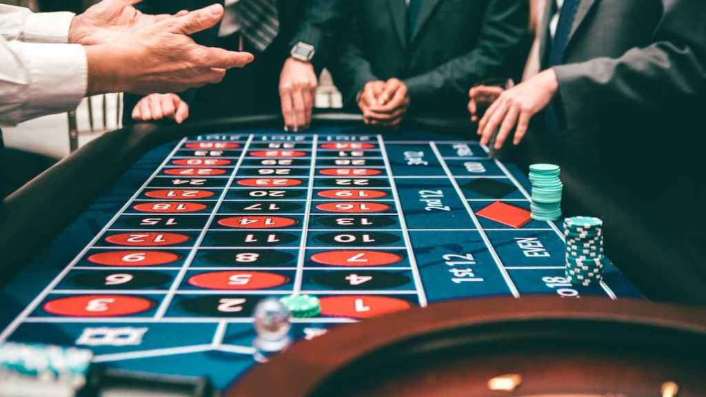 Jugadores de ruleta / PEXELS