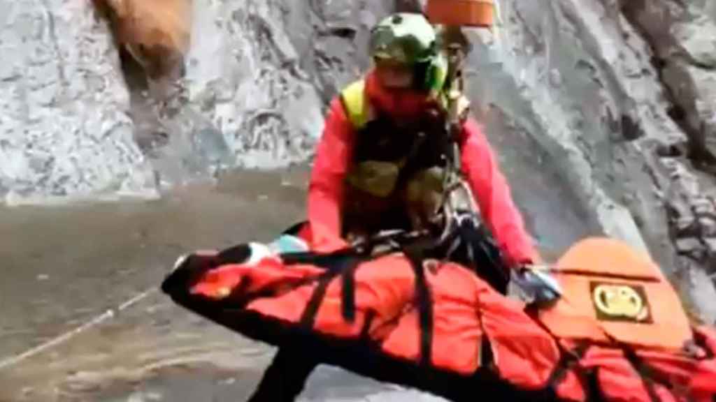 Momento del rescate de la mujer despeñada en Vall d'en Bas