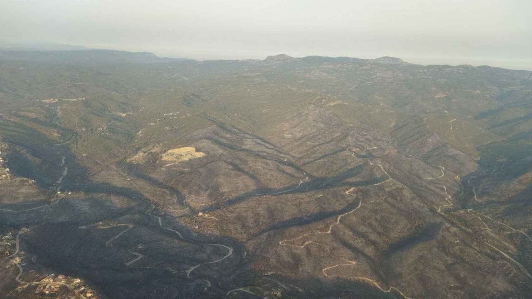 Los restos del incendio del Bages, desde el aire / BOMBERS