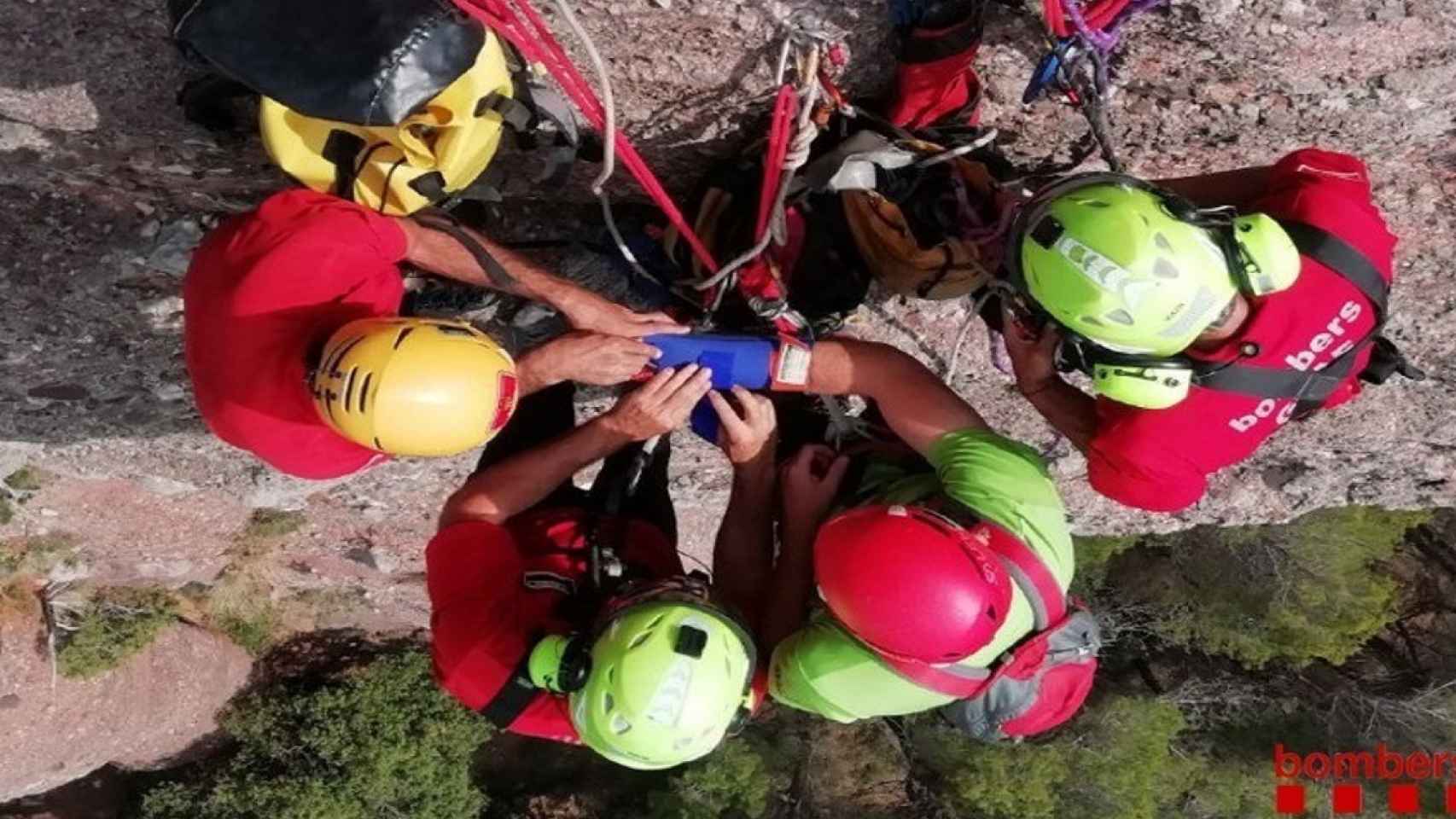 Los bomberos evacúan a un excursionista en el Parque Natural de Sant Llorenç del Munt i l'Obac / BOMBERS