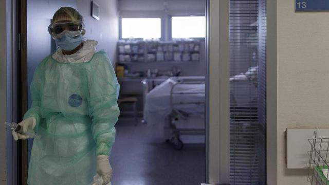 Un sanitario vestido para protegerse del coronavirus / EP
