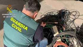 Un agente de la Guardia Civil inspecciona el cobre robado por un clan / EUROPA PRESS