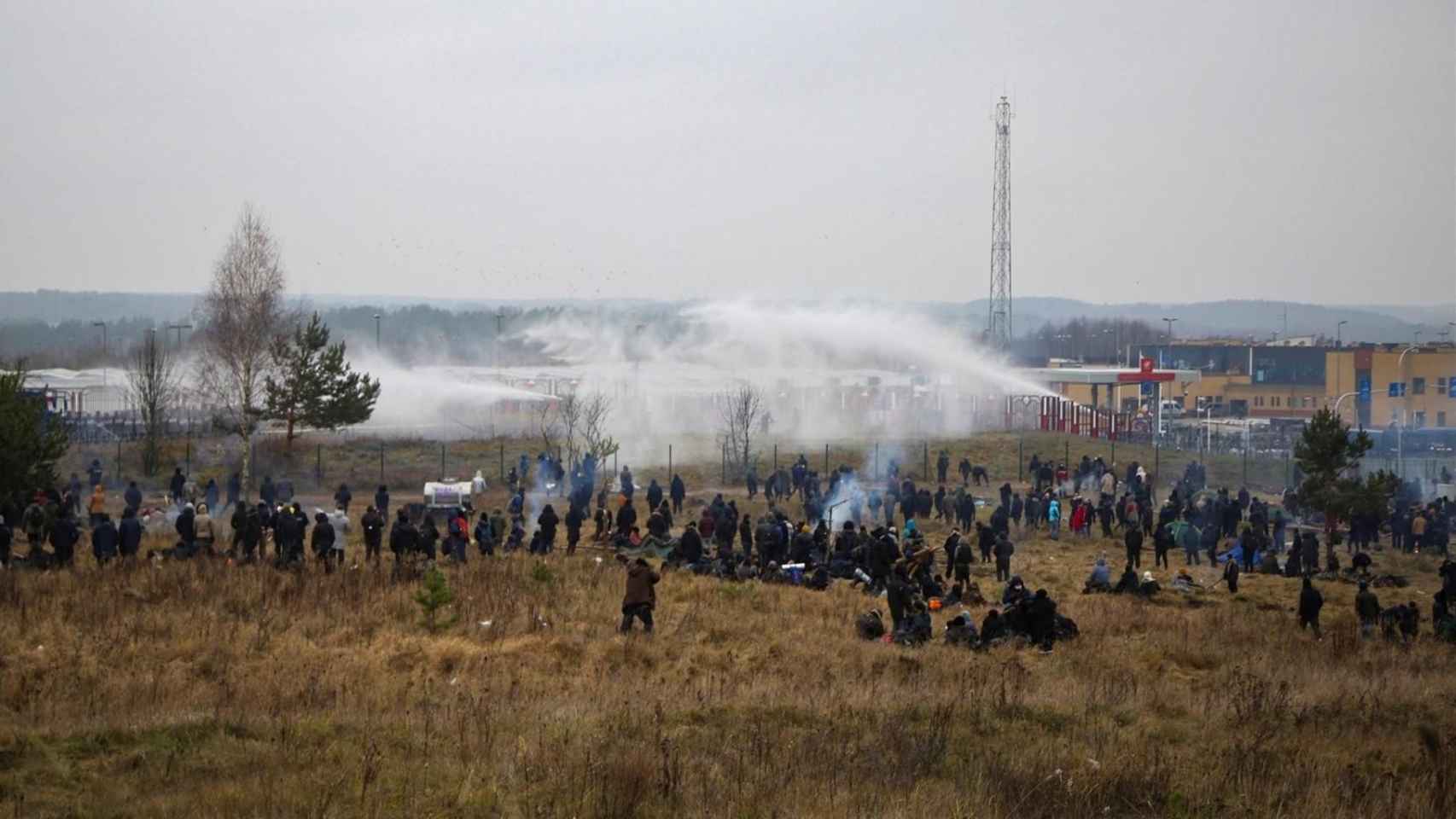 El día en imágenes: Polonia ha utilizado cañones de agua y gases lacrimógenos para frenar la entrada de migrantes desde su frontera con Bielorrusia / EFE/EPA/STATE BORDER COMMITTEE OF BELARUS