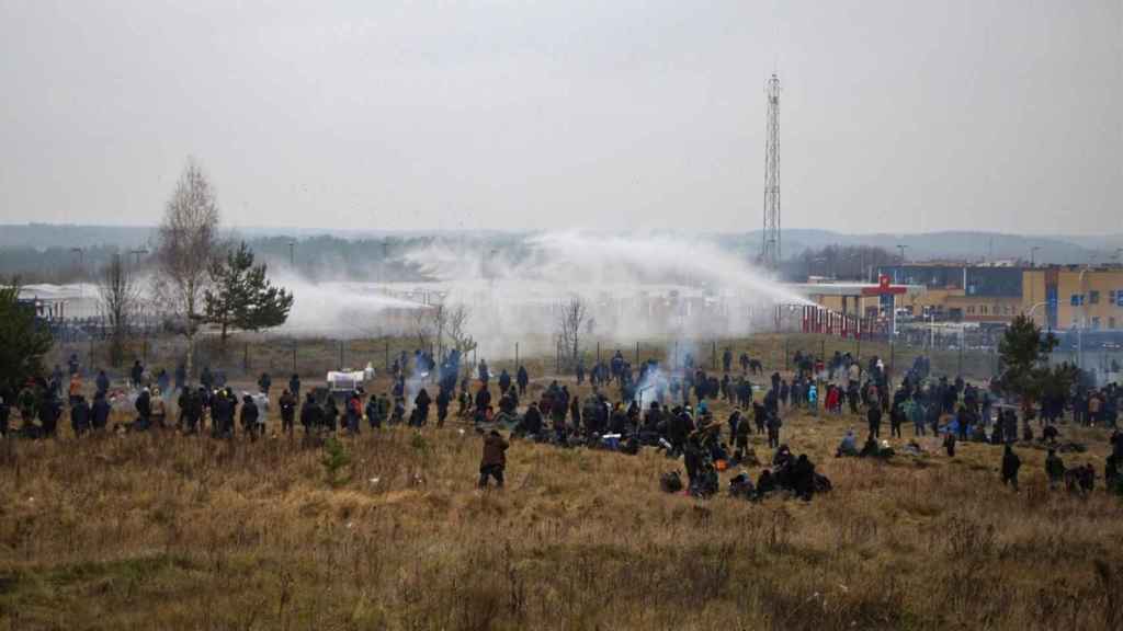 El día en imágenes: Polonia ha utilizado cañones de agua y gases lacrimógenos para frenar la entrada de migrantes desde su frontera con Bielorrusia / EFE/EPA/STATE BORDER COMMITTEE OF BELARUS