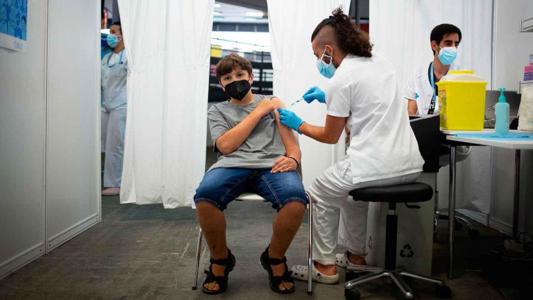 Una sanitaria administra la vacuna contra el Covid-19 a un niño en Barcelona / EP