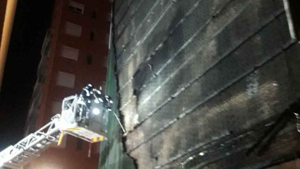 Loa bomberos apagan el incendio en un edificio del Besòs / BOMBEROS