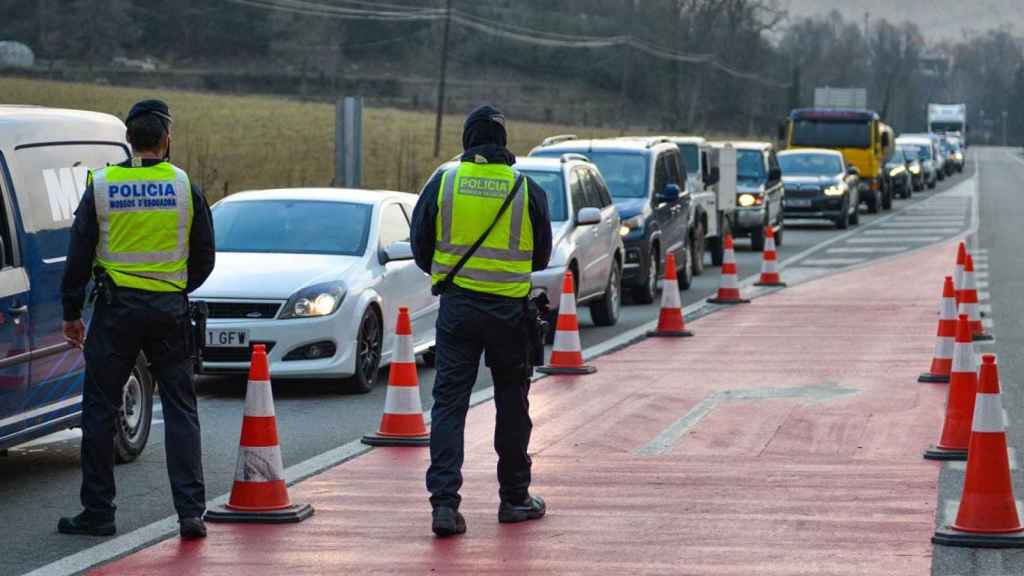 Un control de policía en el confinamiento comarcal del Ripollès de diciembre / EP