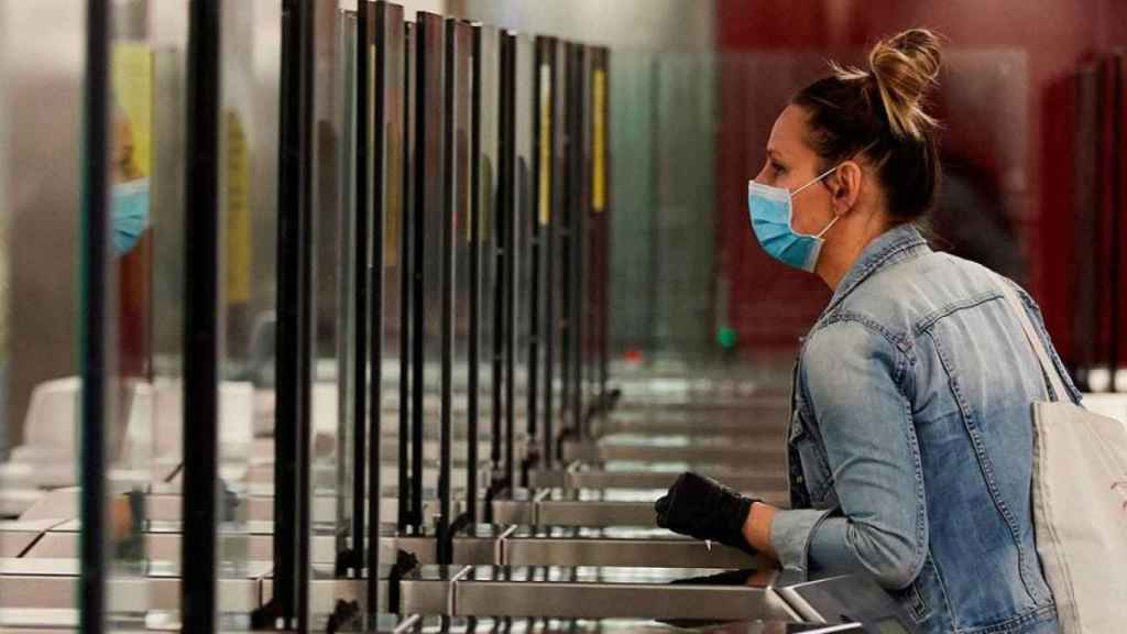 Una de las mujeres usuarias del transporte público de Barcelona / EFE