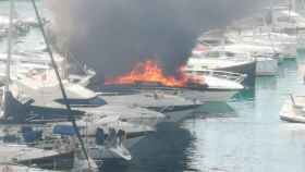 Incendio en la marina de Palamós / BOMBERS