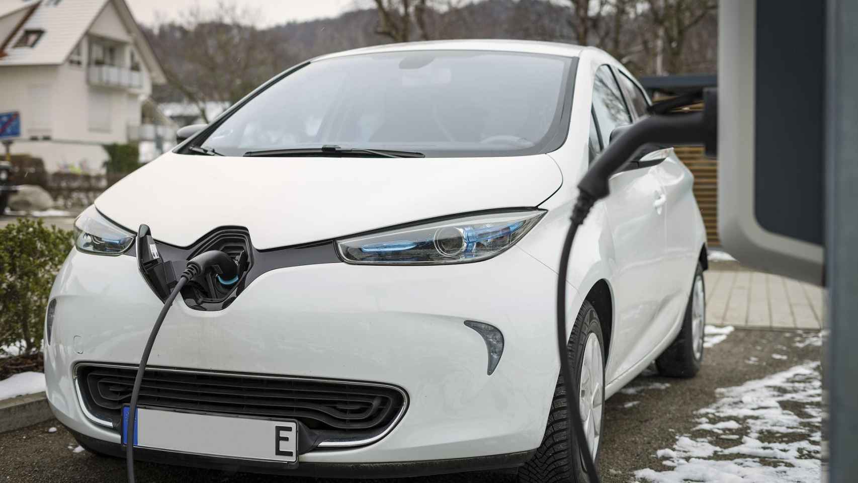 Un coche eléctrico durante su recarga / CG