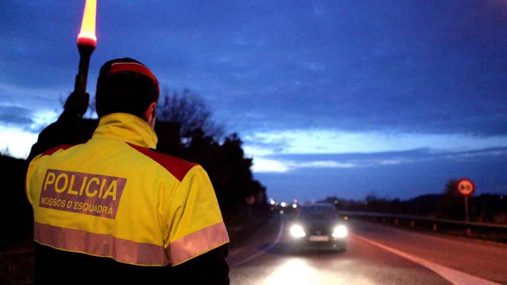 Un agente de Mossos detiene un vehículo en un control de alcoholemia / MOSSOS