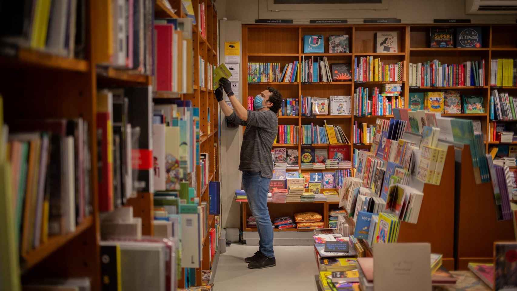 Un trabajador de la librería Laie, en la calle Pau Claris de Barcelona / EP