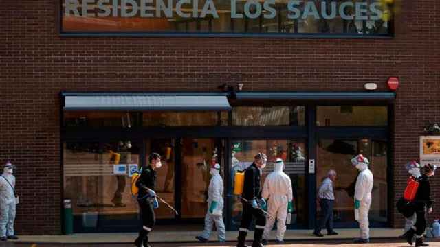 Efectivos del Ejército realizan tareas de desinfección en una residencia de Sant Boi / EFE