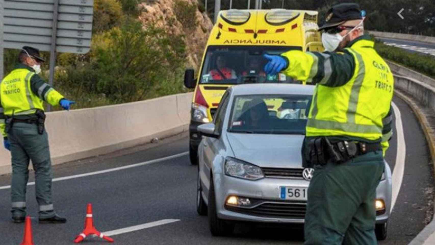 Guardias civiles durante un control de tráfico por el estado de alarma / GUARDIA CIVIL