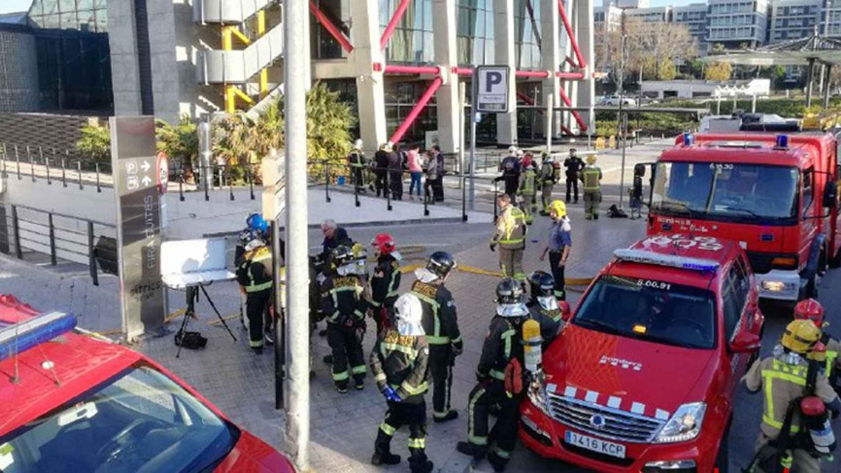 Bomberos de la Generalitat en una actuación anterior en L'Hospitalet / BOMBERS