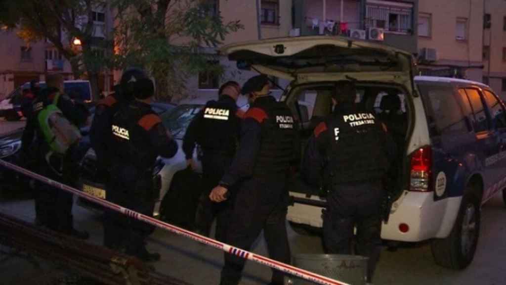 Agentes de los Mossos d'Esquadra durante el operativo contra el tráfico de drogas en Sant Roc