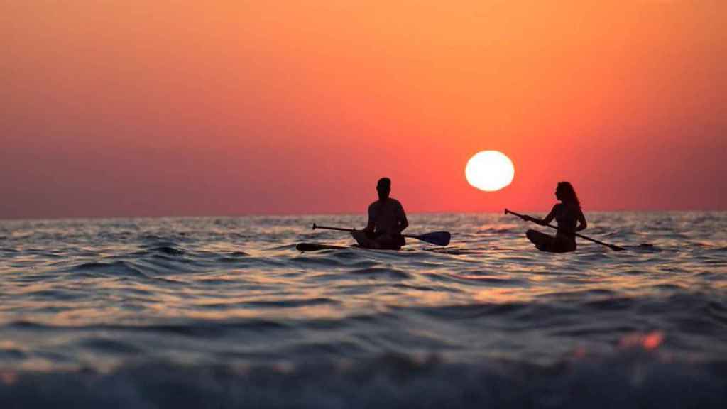 Una matrimonio en la playa durante sus vacaciones