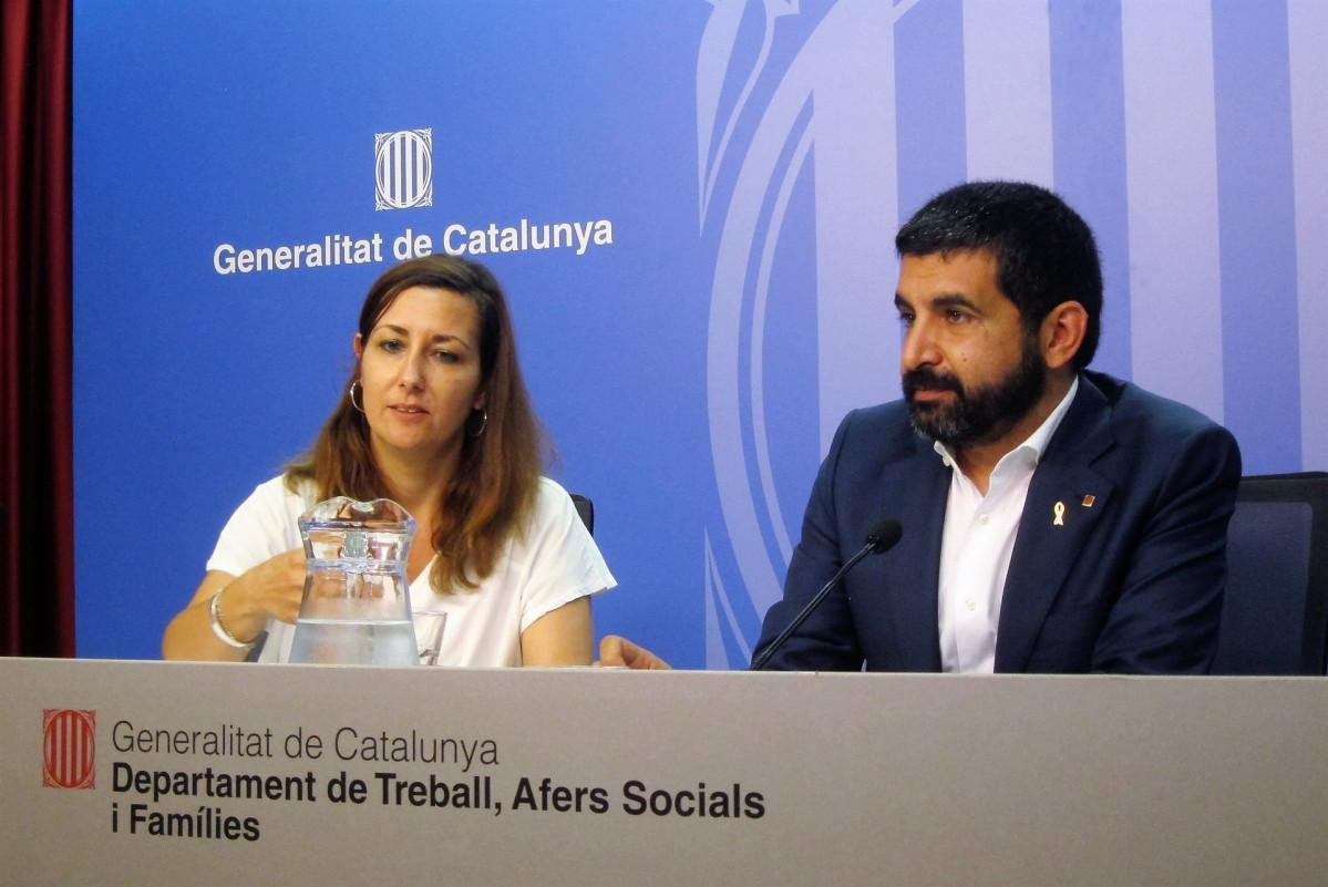 La directora general de la dirección general d'Atenció a la Infància i l'Adolescència (DGAIA), Georgina Oliva, y el consejero de Trabajo y Asuntos Sociales, Shakir el Homrani / EP