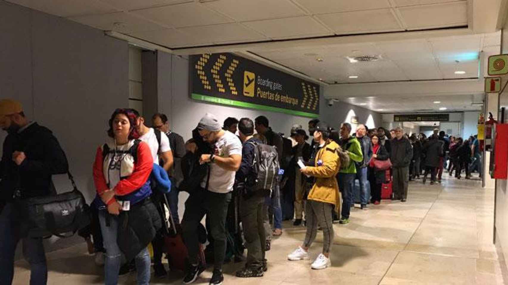 Largas colas en Barajas por la huelga de seguridad / TWITTER