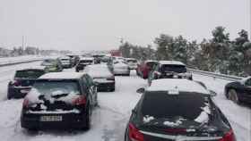 Coches atrapados en la AP-6 por el temporal de nieve, el fin de semana de reyes / EFE