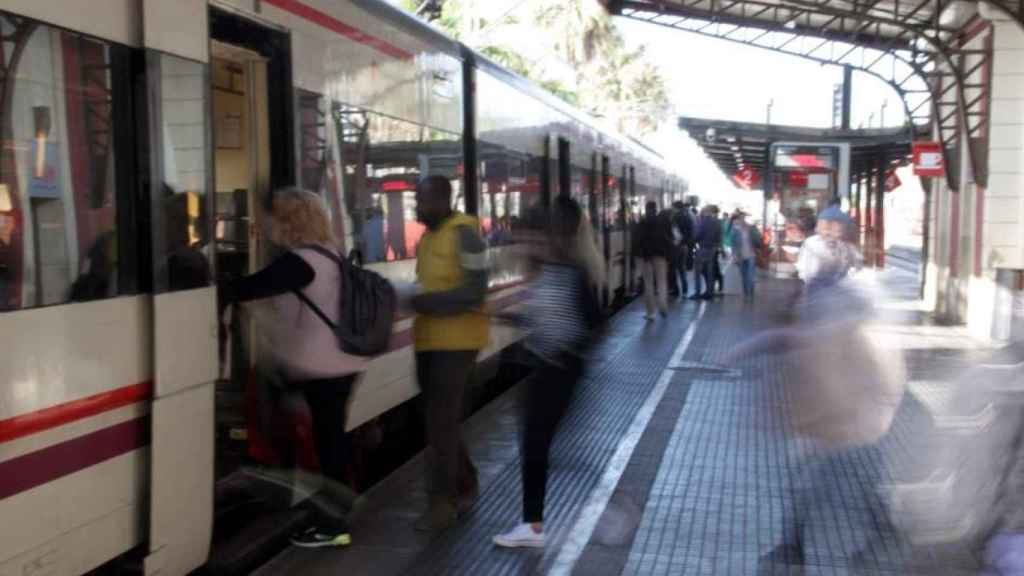 Pasajeros suben a un tren de Rodalies en una imagen de archivo / EFE