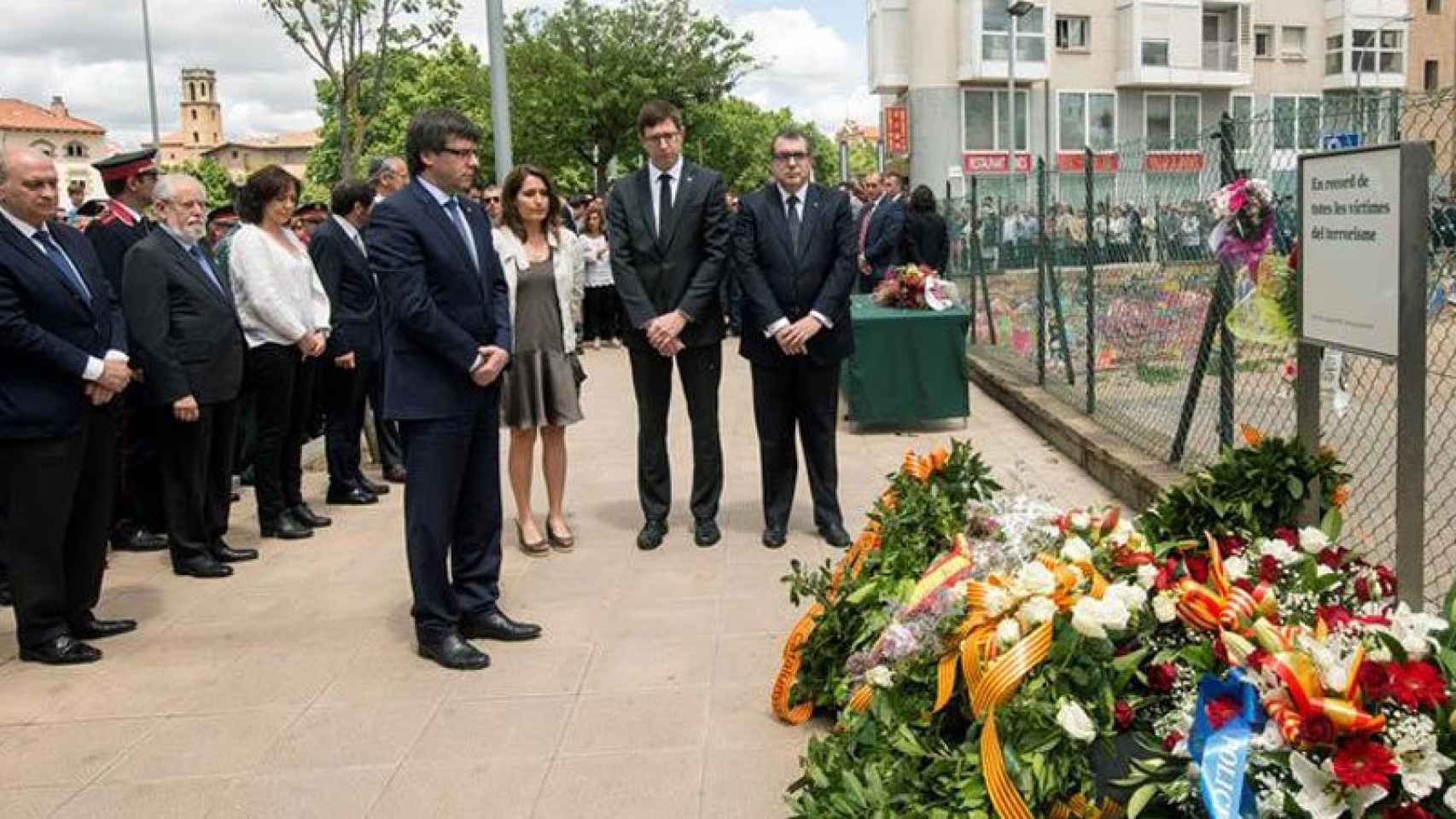 El president catalán, Carles Puigdemont (centro), junto al ministro de Interior, Jorge Fernández Díaz (izquierda), en el acto de homenaje a las victimas del terrorismo en Vic.