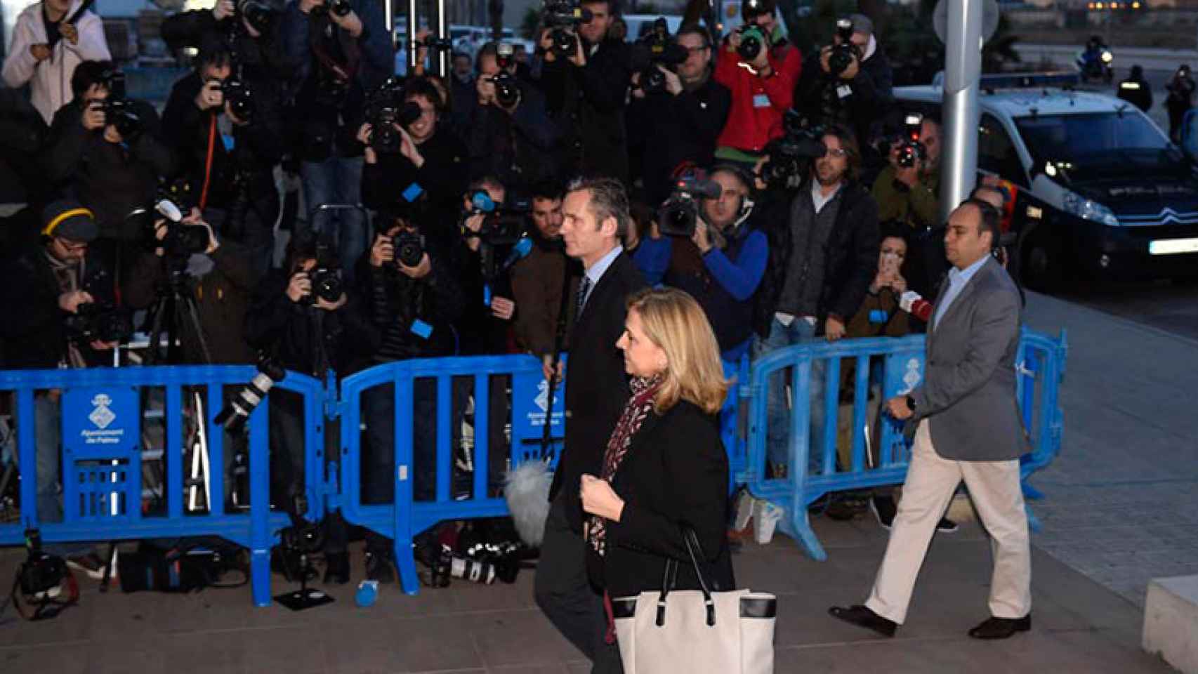 La Infanta Cristina con Urdangarín, llegando a la primera jornada del juicio oral por el 'caso Nóos'.