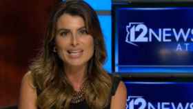 Vanessa Ruiz durante la presentación de las noticias en el canal 12News de Arizona