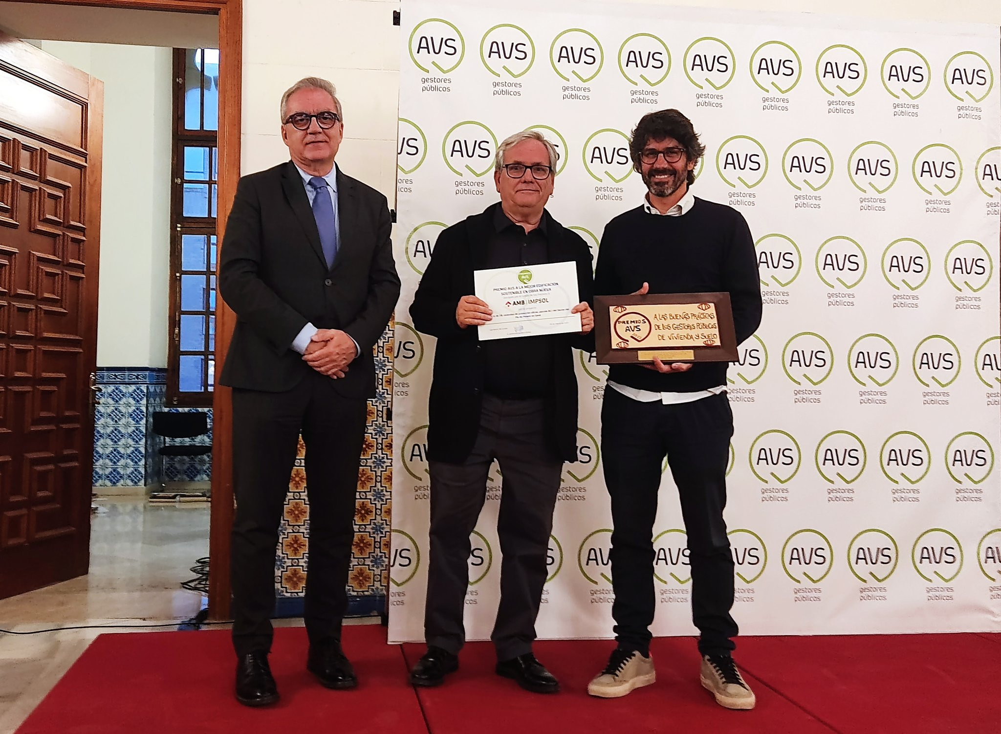 Representantes del Área Metropolitana de Barcelona (AMB) y el Instituto Metropolitano de Promoción del Suelo y Gestión Patrimonial (IMPSOL) reciben el premio / AMB