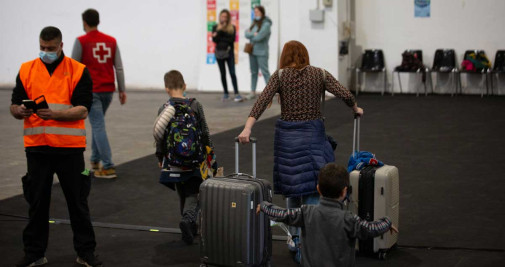 Una mujer con dos niños refugiados ucranianos en el centro de refugiados ucranianos, en la Fira de Barcelona / EUROPA PRESS