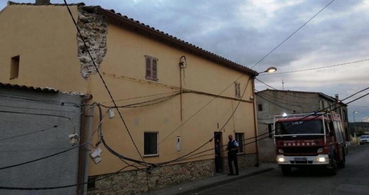 Casa de Viladamat contra la que ha chocado un camión de basura / BOMBERS