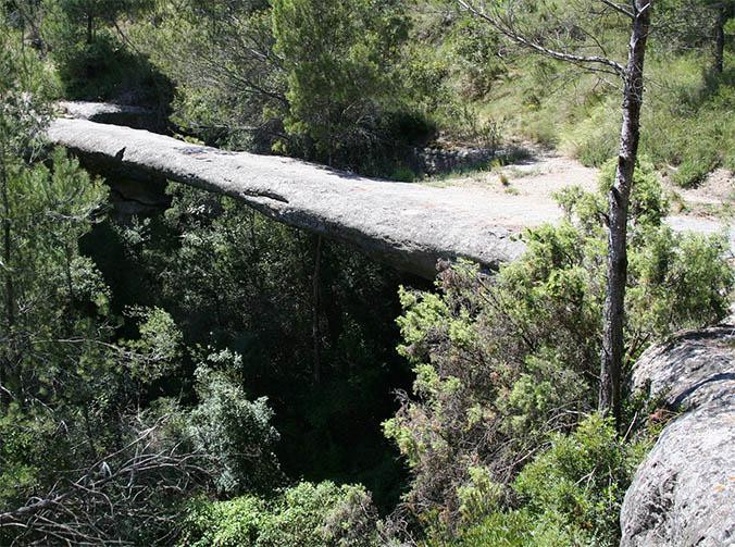 Puente piedra en el Geoparque / GEOPARC