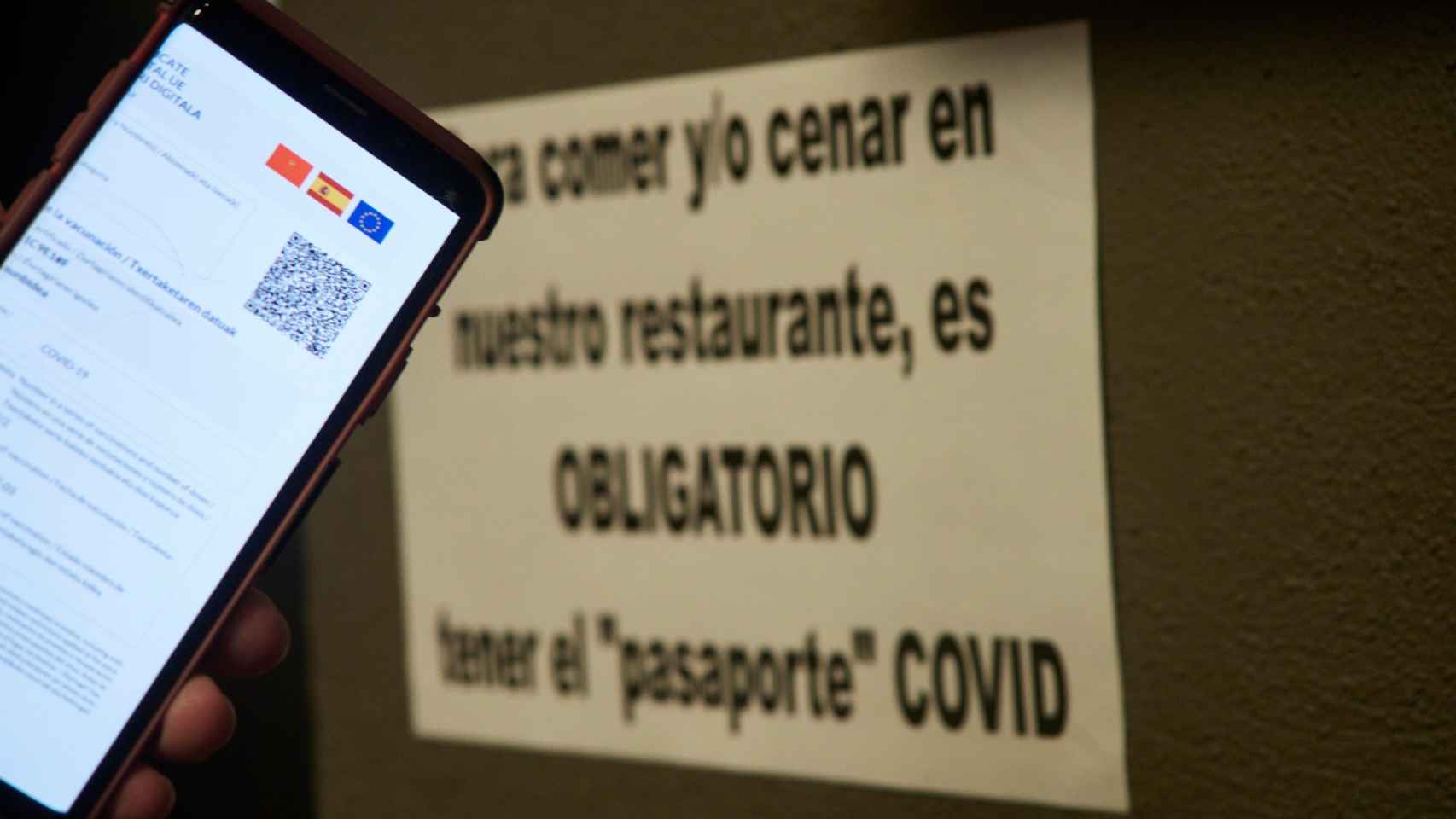 Una persona muestra su certificado de vacunación contra el Covid-19 / Eduardo Sanz - EUROPA PRESS