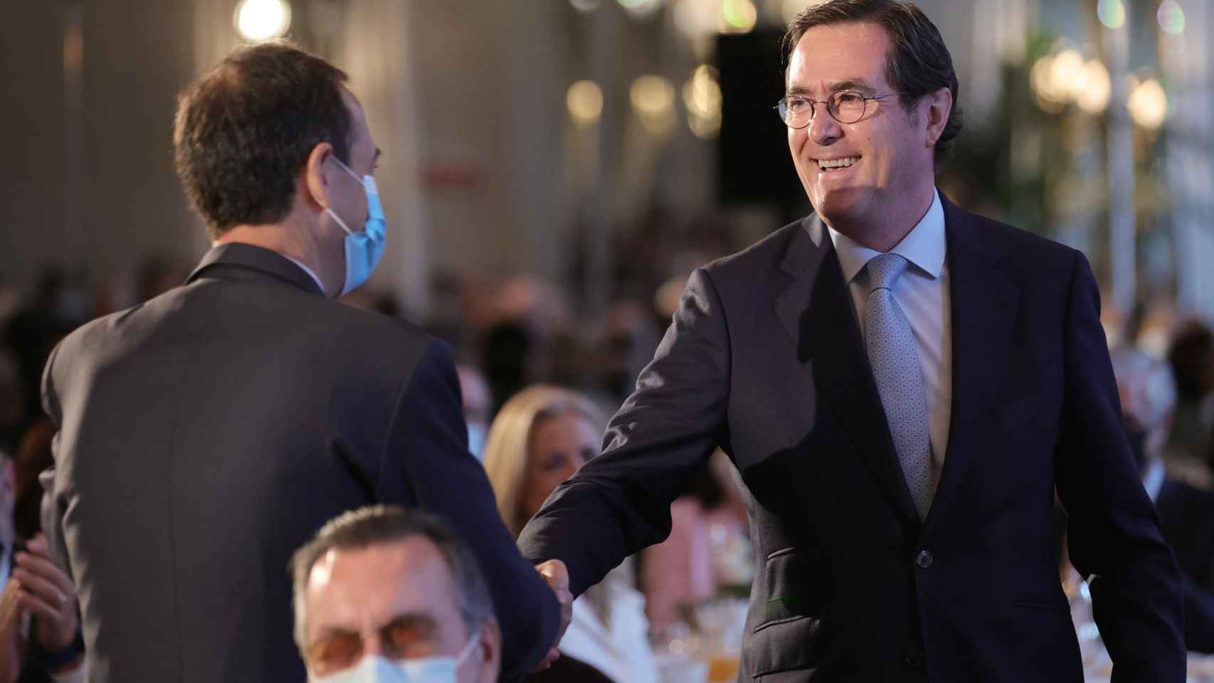 El presidente de CEOE, Antonio Garamendi (de frente), saluda al consejero delegado de Caixabank, Gonzalo Gortázar / EP