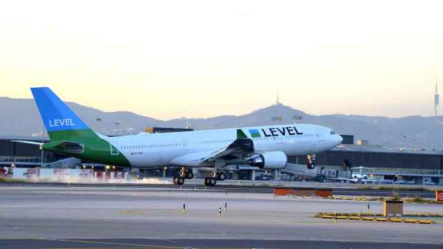 Un avión de Level, compañía que conecta Barcelona con América, despegando del aeropuerto de El Prat / EP