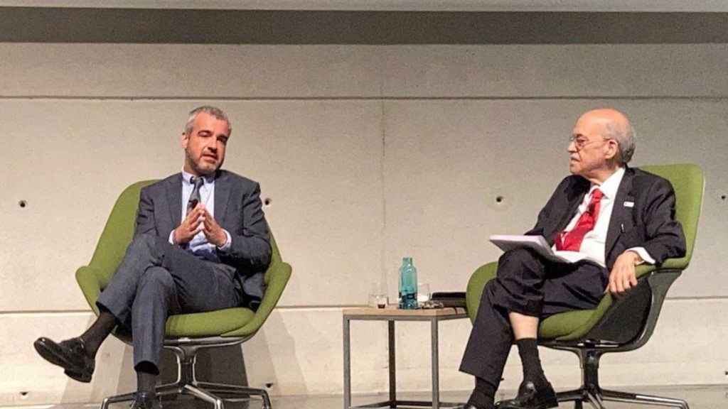 El presidente de Aena, Maurici Lucena, y el catedrático de Economía de la Universitat Pompeu Fabra (UPF), Andreu Mas-Colell, durante el encuentro / AENA