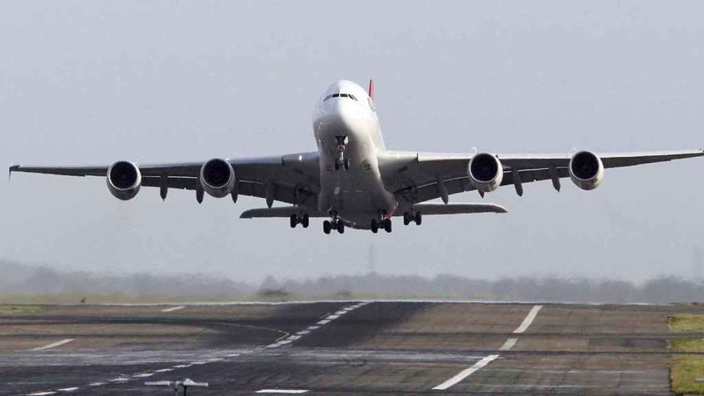 Un avión ejecuta la maniobra de despegue / EFE