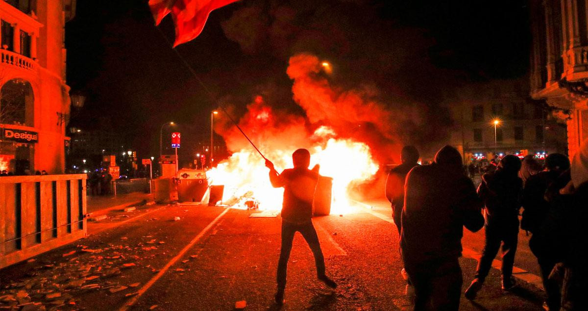 Una barricada ardiendo tras una protesta en Barcelona por Pablo Hasél / EFE