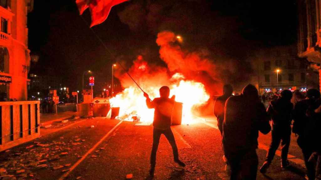 Una barricada ardiendo tras una protesta en Barcelona por Pablo Hasél / EFE