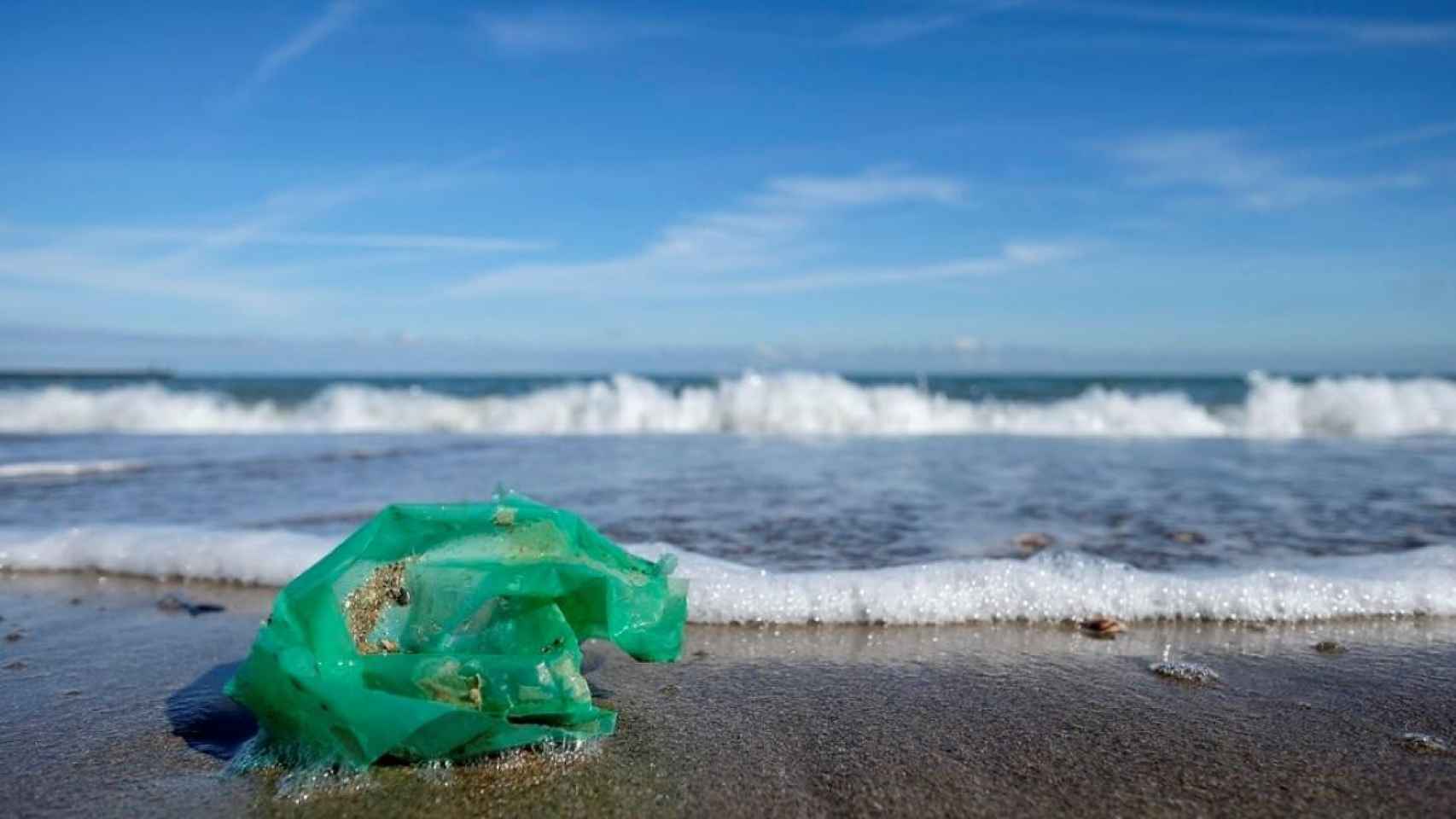 Una bolsa de plástico frente a la costa catalana / EP