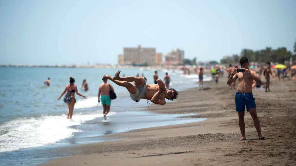 Turismo y bañistas en una playa durante la fase 2 / EUROPA PRESS