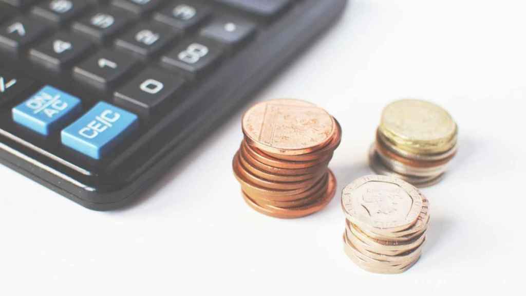 Calculadora y dinero en efectivo