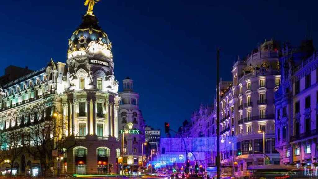 Imagen del centro de Madrid iluminado de noche, una de las ciudades con mayor contaminación lumínica de España / EFE