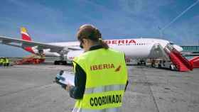 Un trabajador de Iberia revisa una aeronave de la aerolínea española / CG