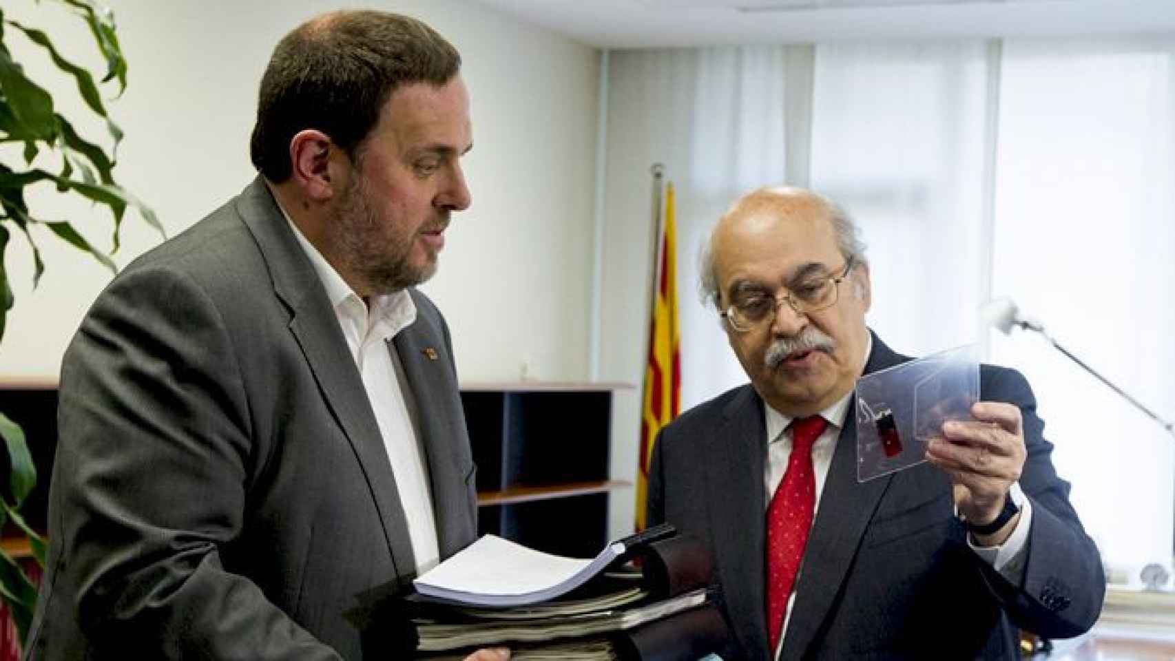 Oriol Junqueras (i) cuando recibió la cartera de Economía y Hacienda de la Generalitat de su predecesor en el cargo, Andreu Mas-Colell (d), quien también le dejó en 'herencia' la deuda pública en los mercados al 4,6% de media / EFE