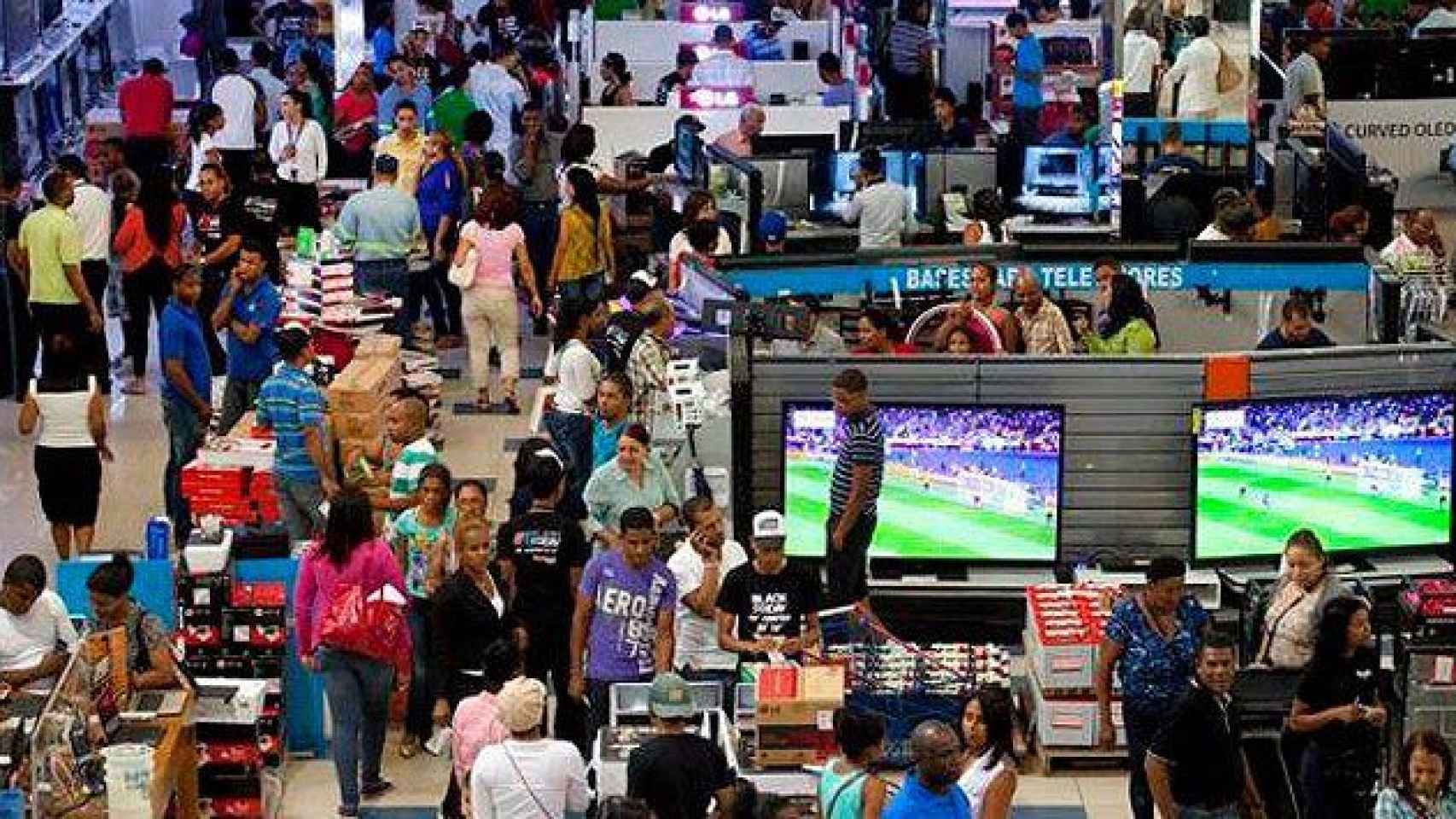 Gente comprando en unos grandes almacenes / EFE