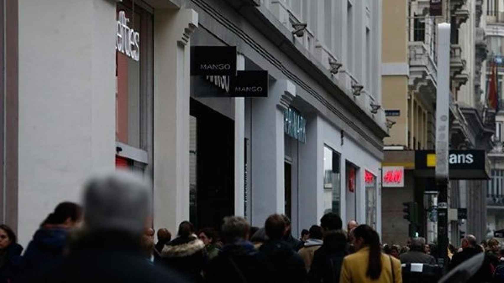 Imagen de una calle comercial en Barcelona, con varias tiendas de franquicias / CG