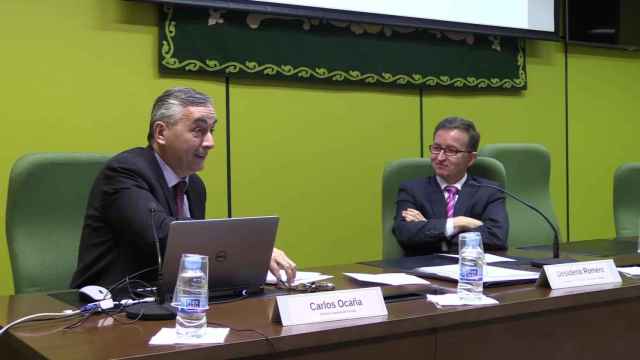 Carlos Ocaña, director general de Funcas, y Desiderio Romero, investigador tributario de la fundación